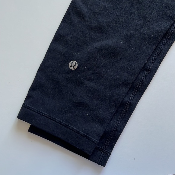 Lululemon Wunder Under Crop Legging in Black, Size 6. - Picture 3 of 4